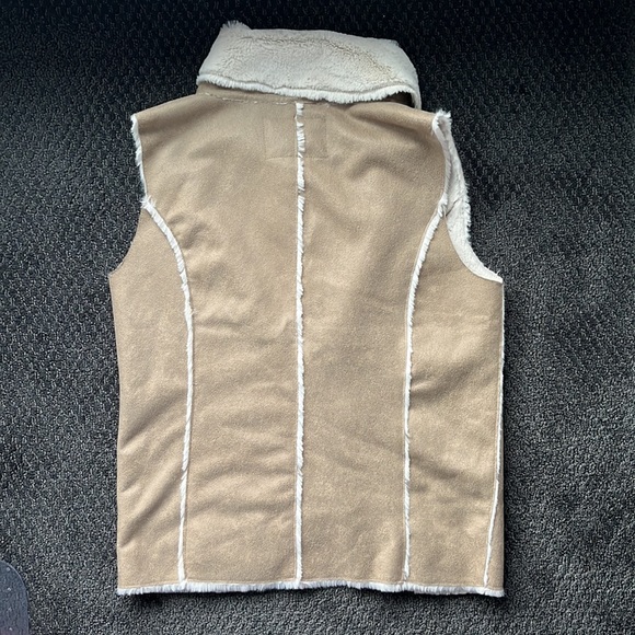 Faux shearling fur vest - Picture 3 of 5